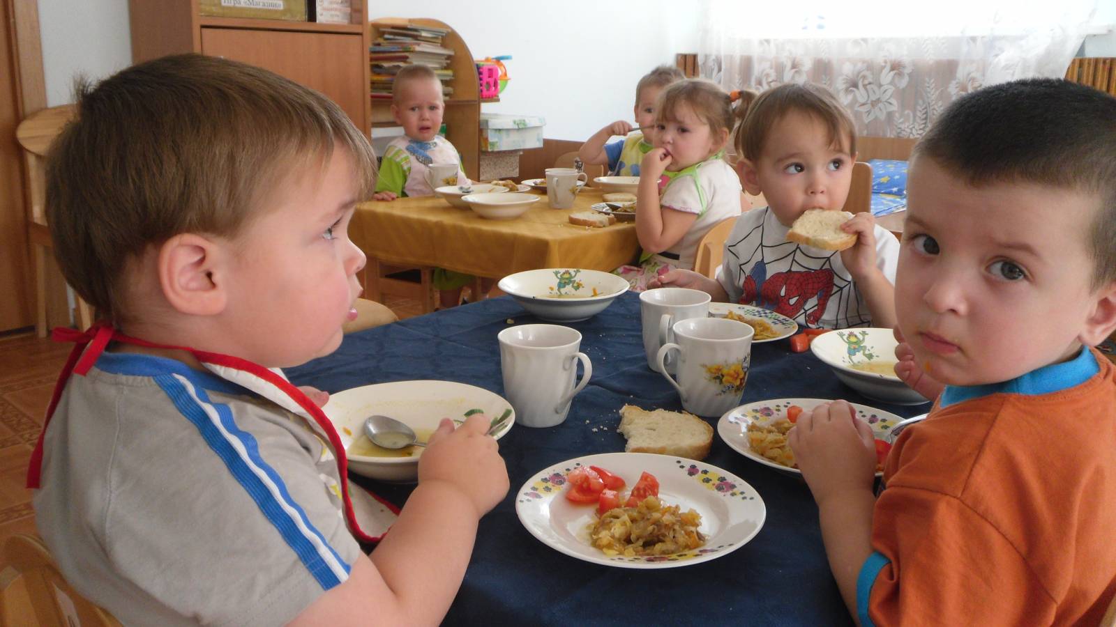 Что едят в садике. Ребенок завтракает в саду. Дети кушают в детском саду. Дети завтракают в детском саду. Детки кушают в детском саду.